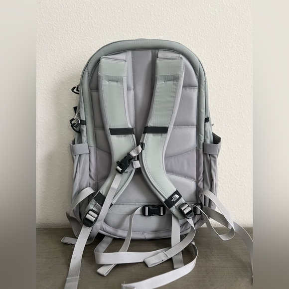 NWT The North Face Women’s 31L SURGE LUXE MLDGRY/ GARDNWHT ONE SIZE